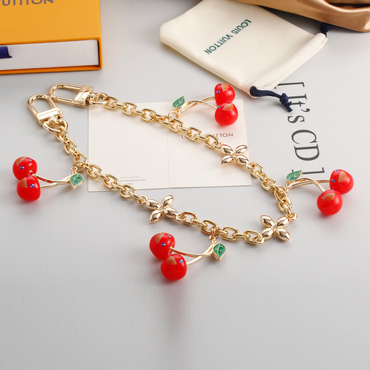 Premium Fashion Keychain Stylish Accessoryใ๐๐๐ฒ๐๐ก๐๐ข๐ง๐ฌ & ๐๐๐ฒ ๐๐ข๐ง๐ ใL*V Series