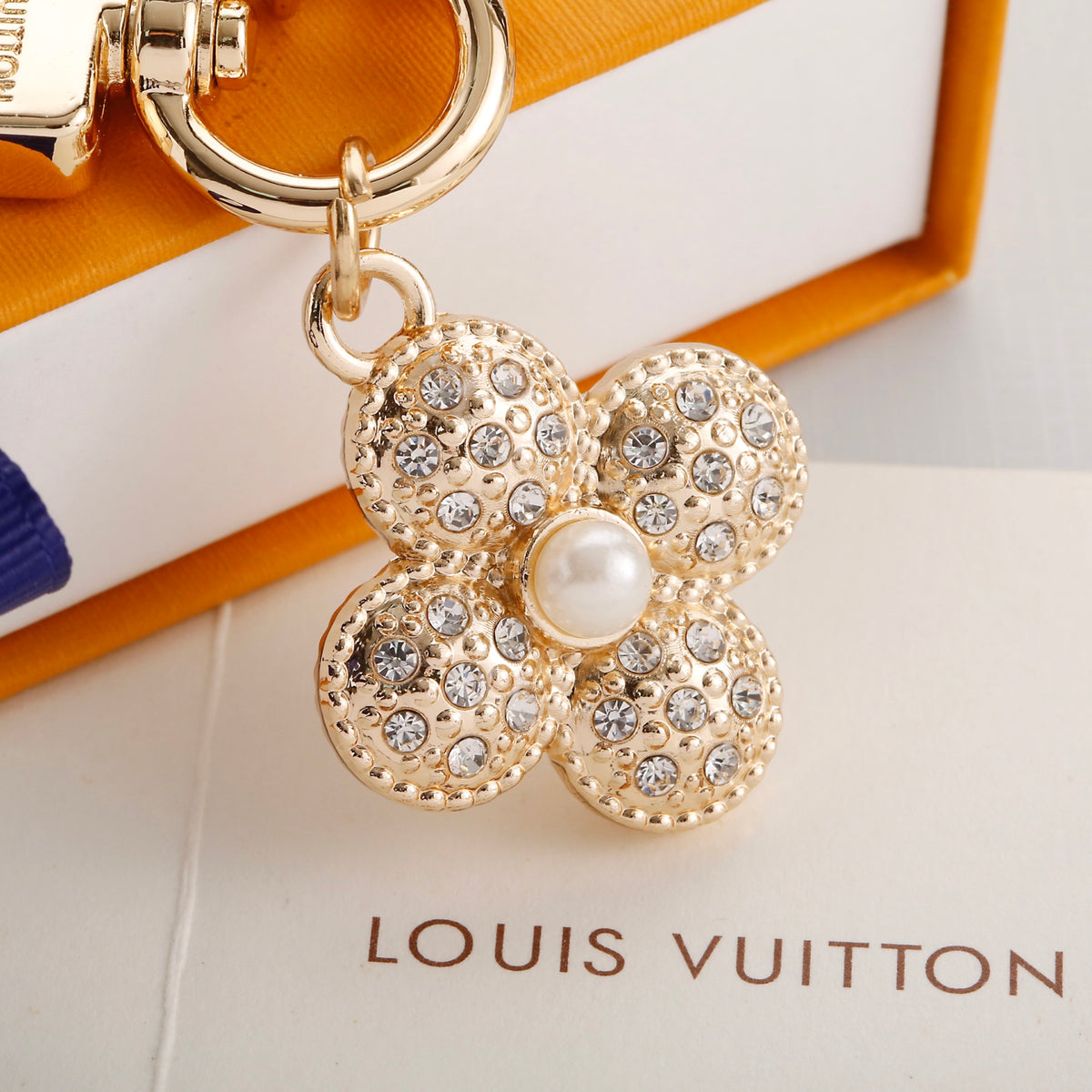 Premium Fashion Keychain Stylish Accessory、L*V Series、𝐊𝐞𝐲𝐜𝐡𝐚𝐢𝐧𝐬 & 𝐊𝐞𝐲 𝐑𝐢𝐧𝐠𝐬(𝐇)