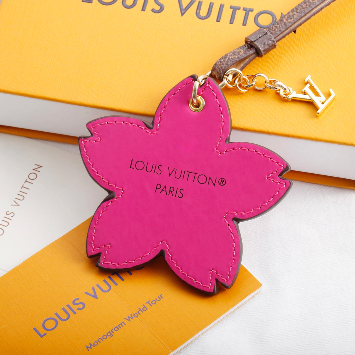 Premium Fashion Keychain Stylish AccessoryγL*V Seriesγπππ¬ππ¬ππ₯π₯π’π§π πππ²π₯ππ¬γπππ²ππ‘ππ’π§π¬ & πππ² ππ’π§π π¬οΌποΌ