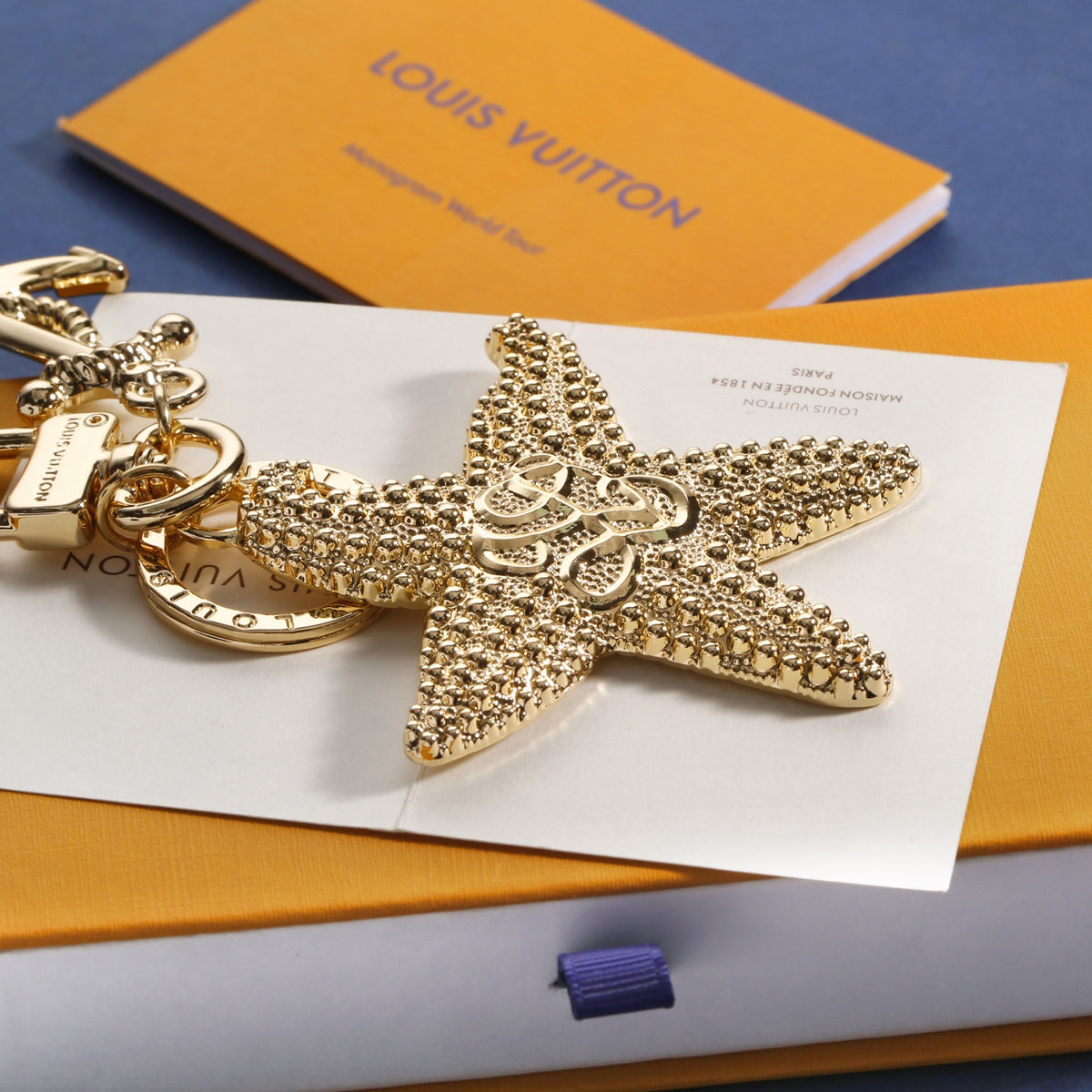 Premium Fashion Keychain Stylish Accessory、𝐊𝐞𝐲𝐜𝐡𝐚𝐢𝐧𝐬 & 𝐊𝐞𝐲 𝐑𝐢𝐧𝐠、L*V Series