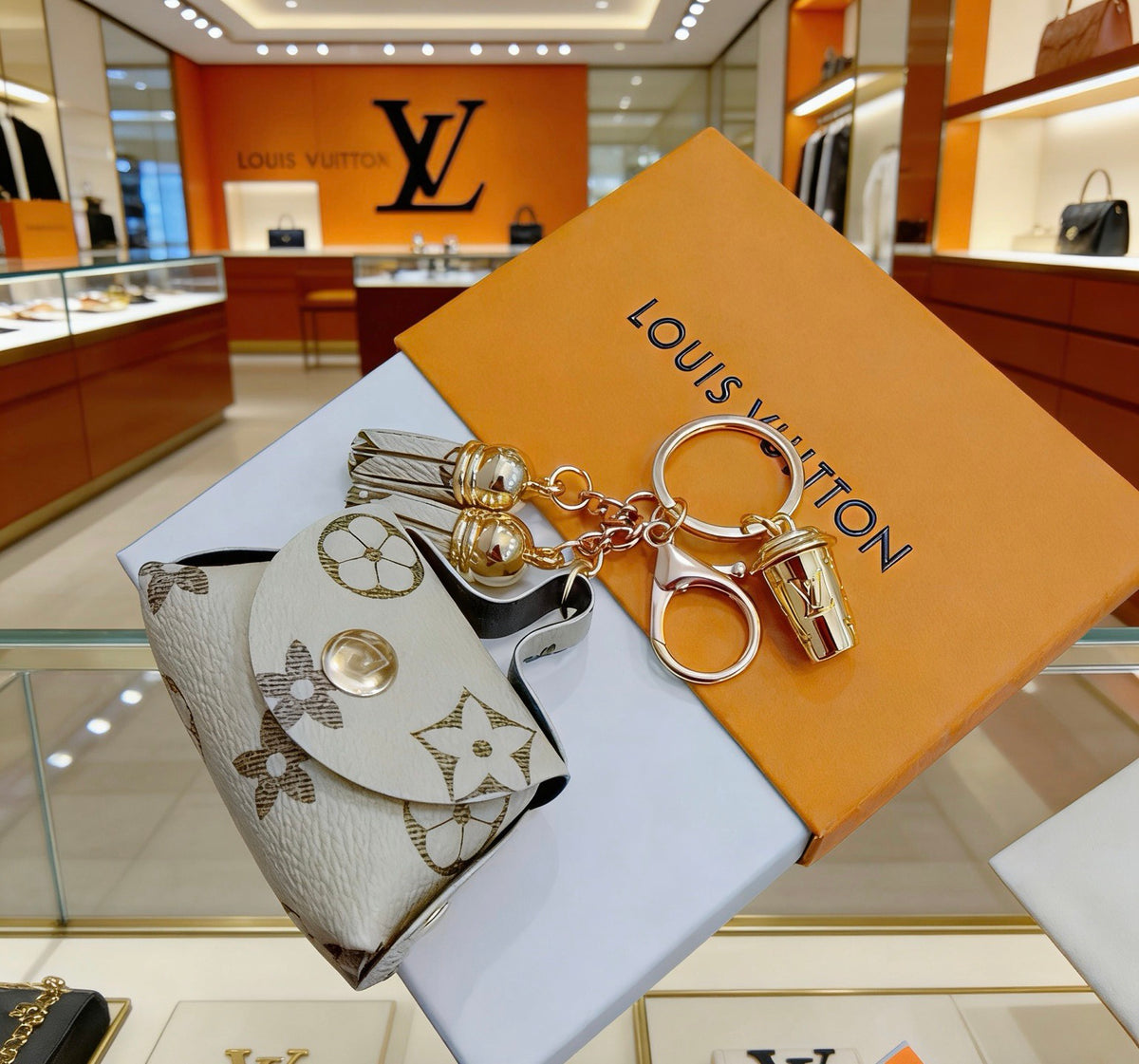 Premium Fashion Keychain Stylish Accessory、L*V Series、𝐊𝐞𝐲𝐜𝐡𝐚𝐢𝐧𝐬 & 𝐊𝐞𝐲 𝐑𝐢𝐧𝐠𝐬(𝐇)
