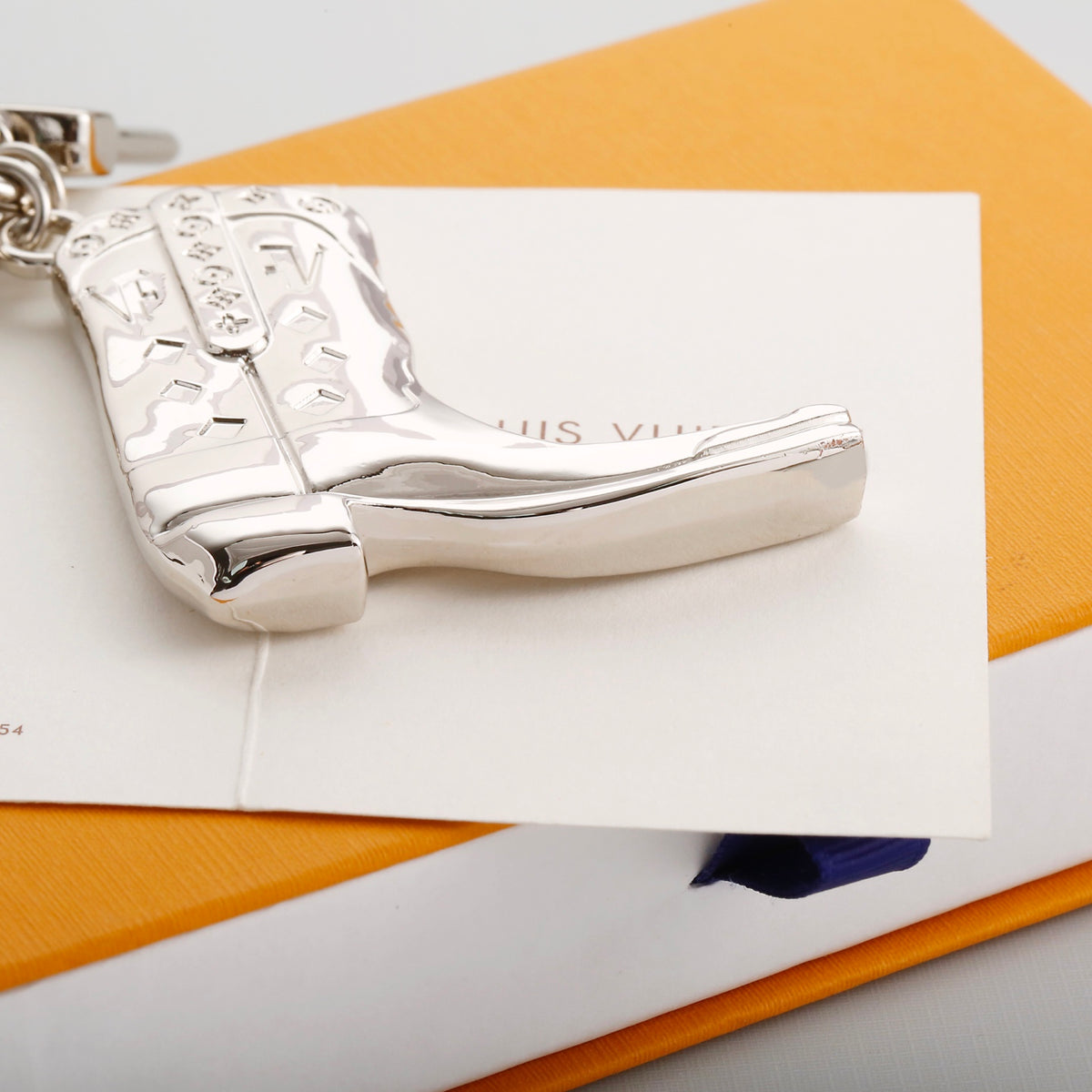 Premium Fashion Keychain Stylish Accessoryใ๐๐๐ฒ๐๐ก๐๐ข๐ง๐ฌ & ๐๐๐ฒ ๐๐ข๐ง๐ ใL*V Series