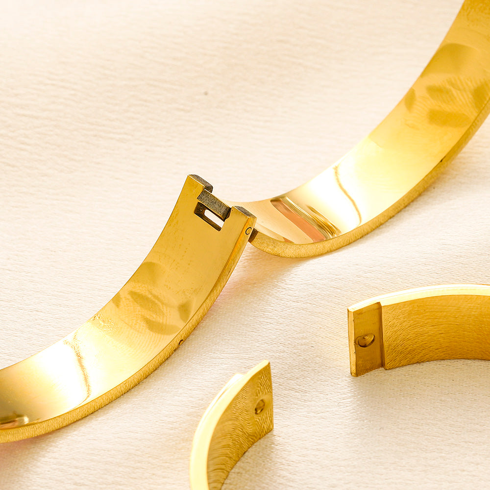 304 Stainless Steel Color-Inlay Heart Pattern Bangle Bracelet