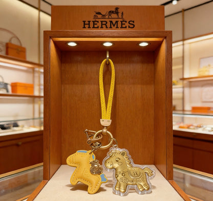 Premium Fashion Keychain Stylish Accessory、He*mes Series、𝐊𝐞𝐲𝐜𝐡𝐚𝐢𝐧𝐬 & 𝐊𝐞𝐲 𝐑𝐢𝐧𝐠𝐬（𝐇）
