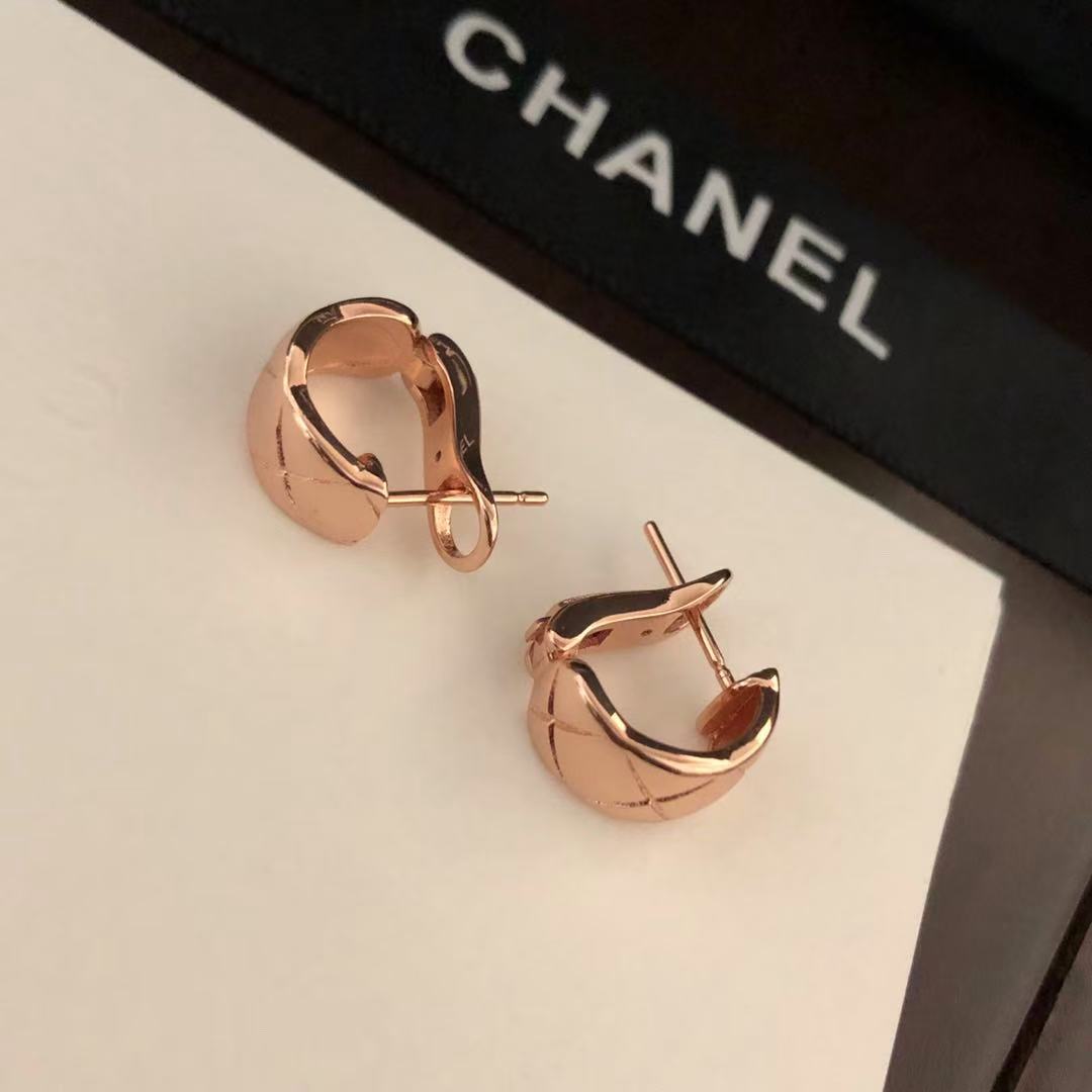 Polished Diamond-Pattern Huggie Earrings