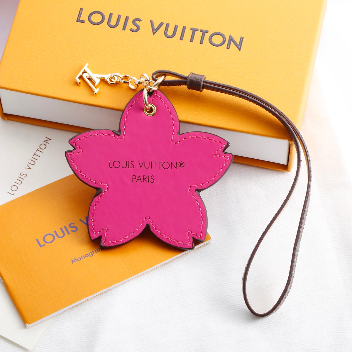 Premium Fashion Keychain Stylish Accessory、L*V Series、𝐁𝐞𝐬𝐭𝐬𝐞𝐥𝐥𝐢𝐧𝐠 𝐒𝐭𝐲𝐥𝐞𝐬、𝐊𝐞𝐲𝐜𝐡𝐚𝐢𝐧𝐬 & 𝐊𝐞𝐲 𝐑𝐢𝐧𝐠𝐬（𝐇）
