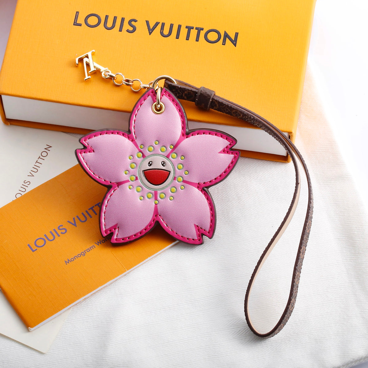 Premium Fashion Keychain Stylish Accessory、L*V Series、𝐁𝐞𝐬𝐭𝐬𝐞𝐥𝐥𝐢𝐧𝐠 𝐒𝐭𝐲𝐥𝐞𝐬、𝐊𝐞𝐲𝐜𝐡𝐚𝐢𝐧𝐬 & 𝐊𝐞𝐲 𝐑𝐢𝐧𝐠𝐬（𝐇）