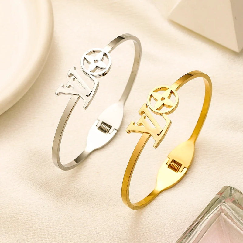 Armband aus 304er-Edelstahl mit gestanztem Logo