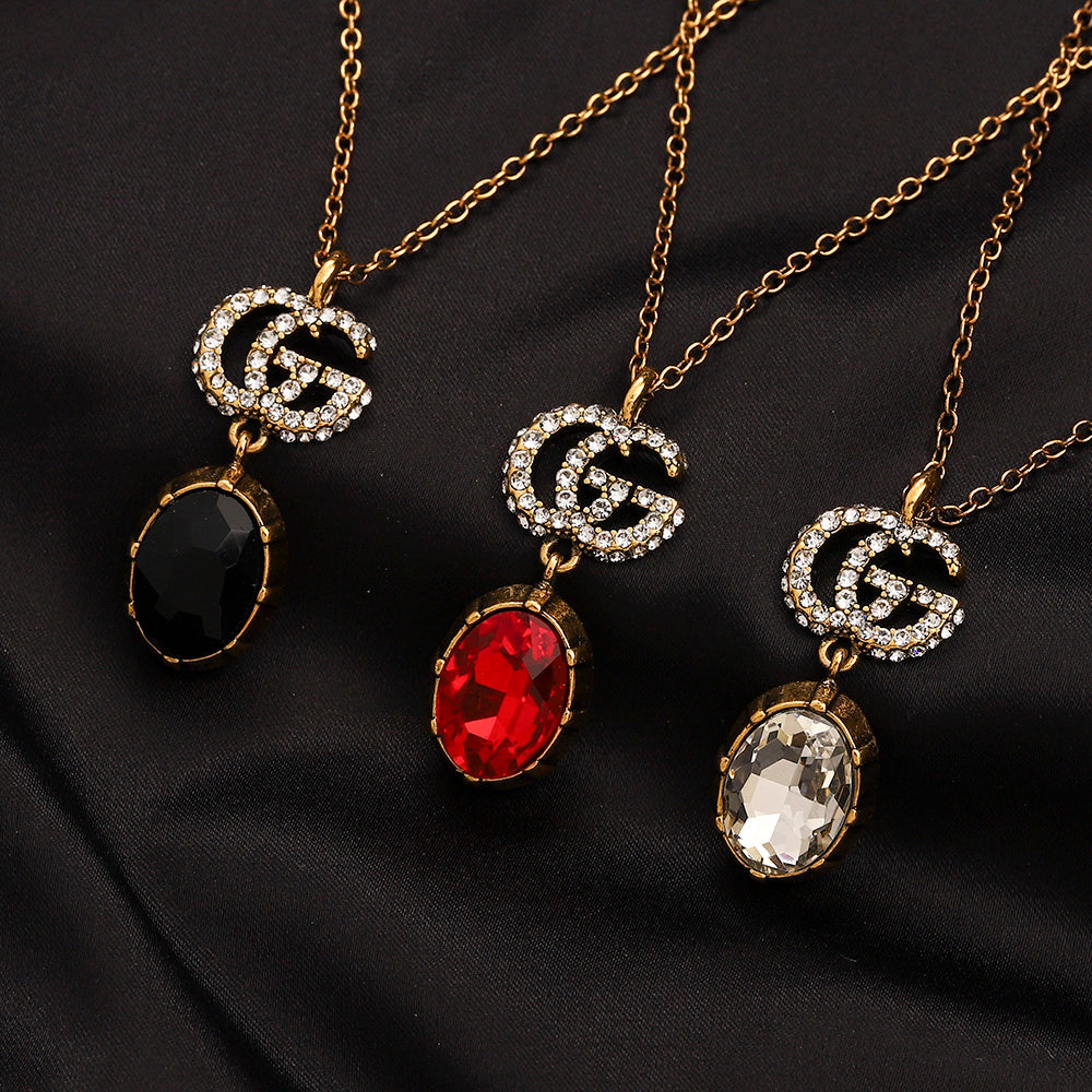 Set di orecchini, bracciale e collana in lega con logo impresso