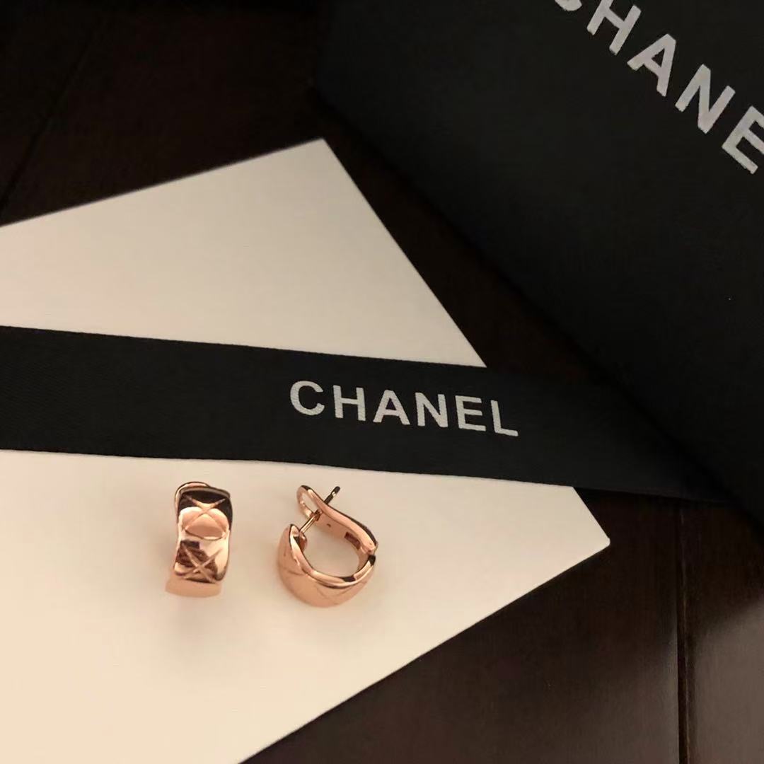 Polished Diamond-Pattern Huggie Earrings