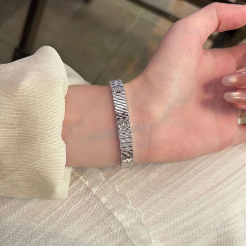 Ribbed Screw-Detail Bangle Bracelet