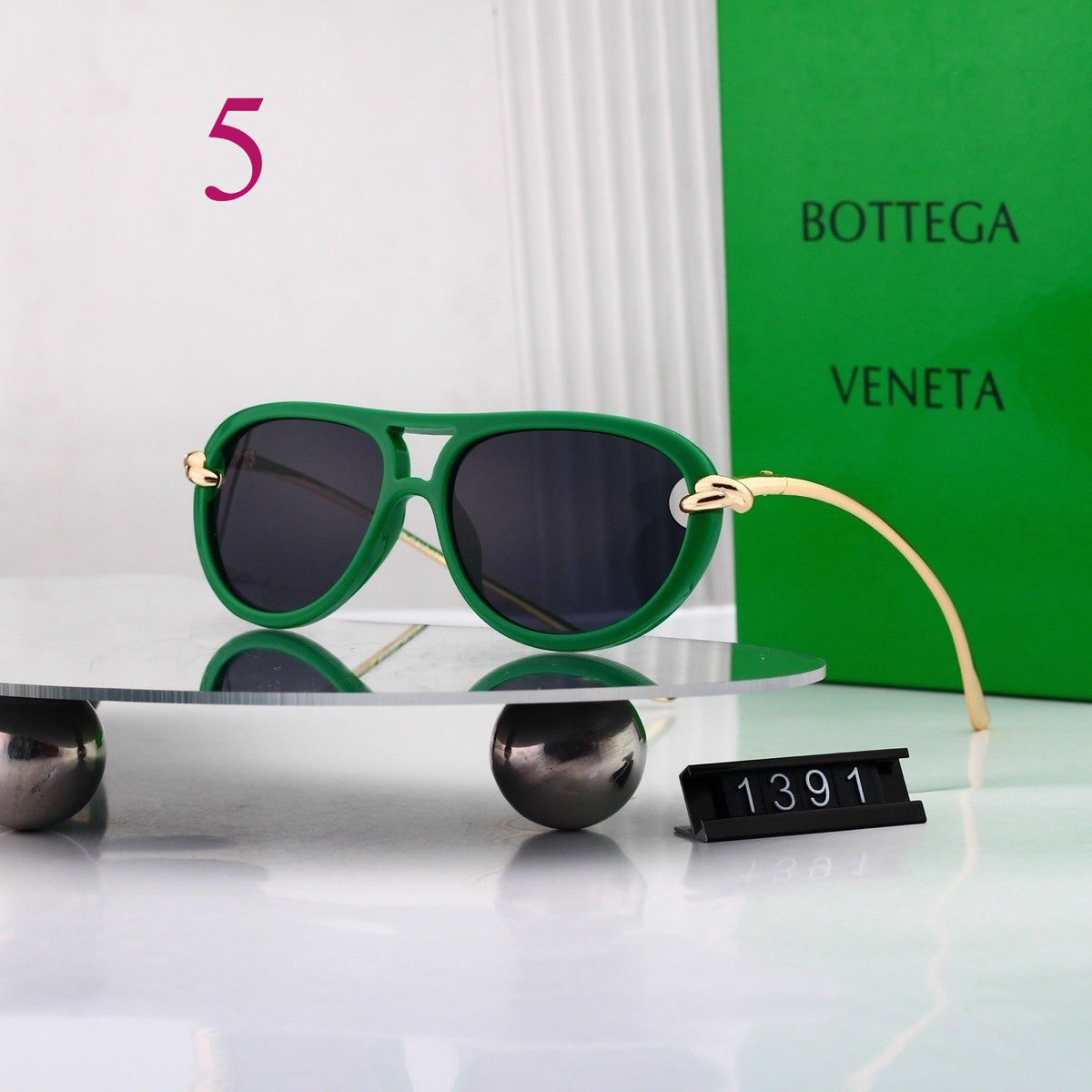 Bold Aviator Sunglasses with Contrast Metal Temples