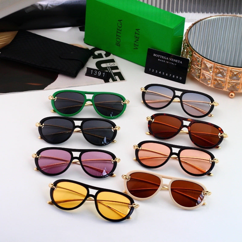 Bold Aviator Sunglasses with Contrast Metal Temples