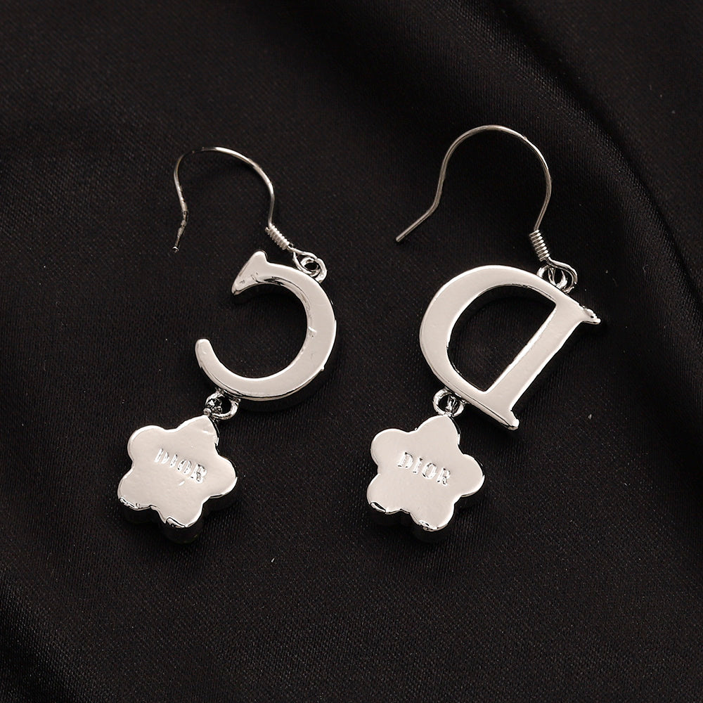 Set di orecchini, bracciale e collana in lega con logo stampato