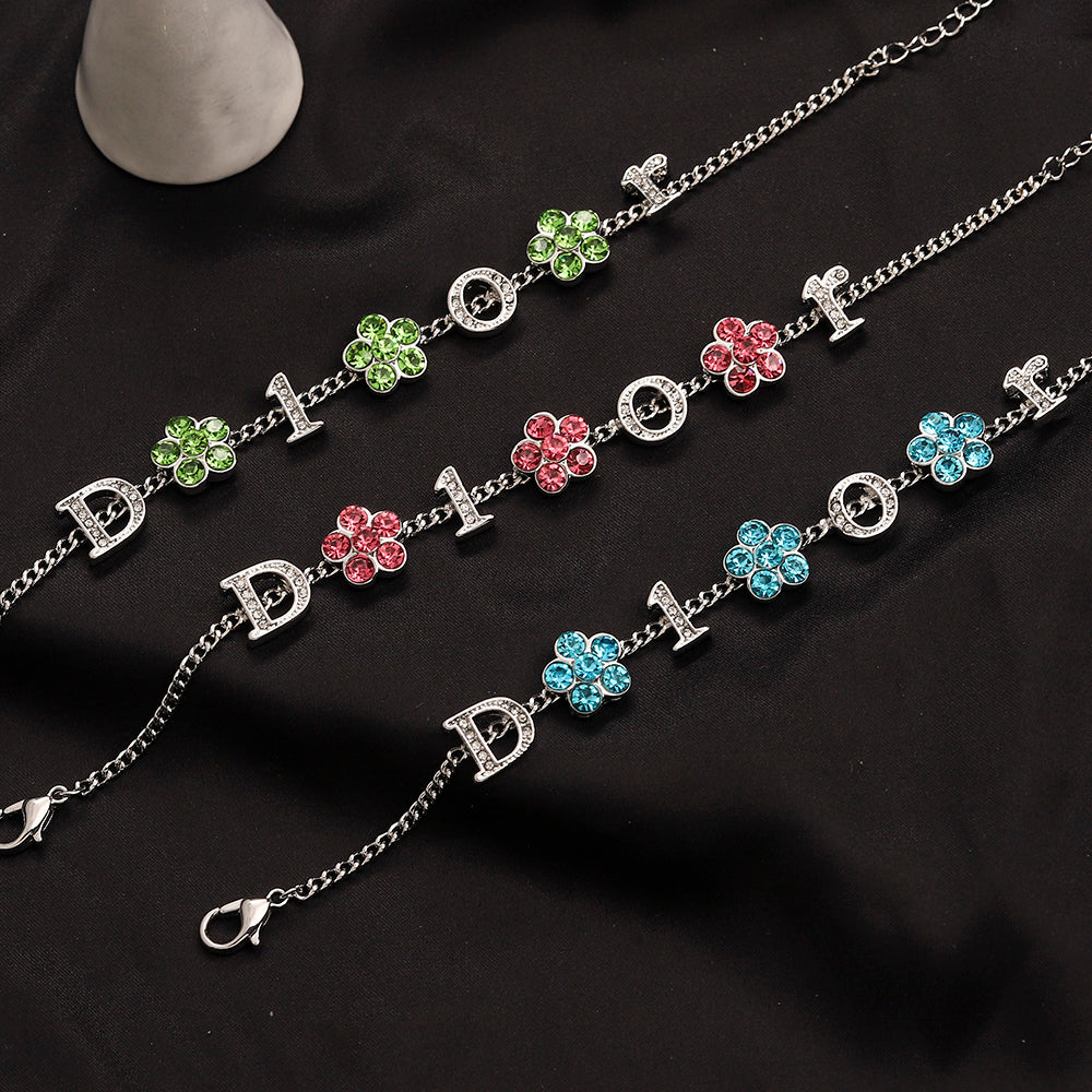 Set di orecchini, bracciale e collana in lega con logo stampato