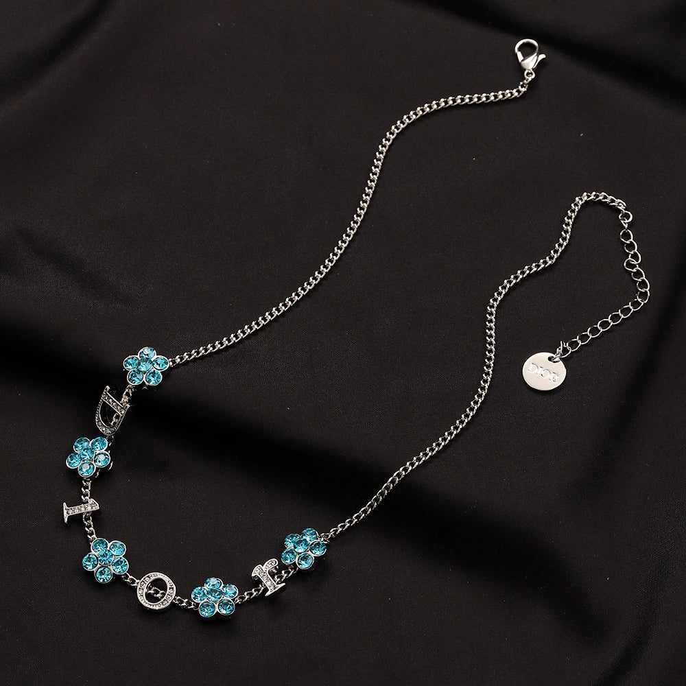 Set di orecchini, bracciale e collana in lega con logo stampato