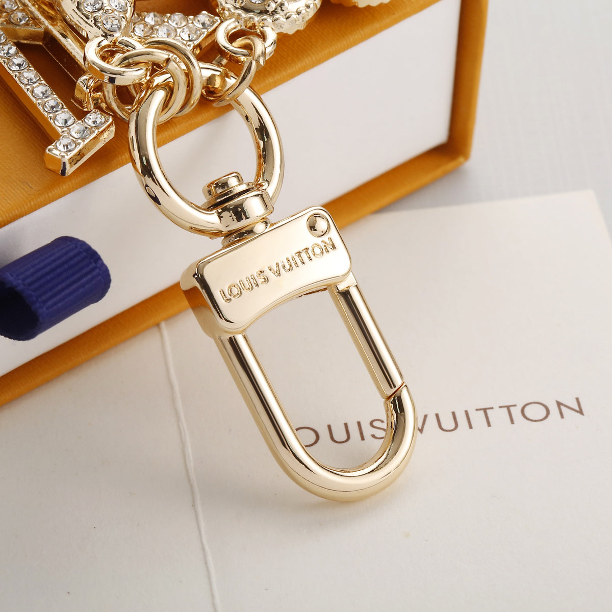 Premium Fashion Keychain Stylish Accessory、L*V Series、𝐊𝐞𝐲𝐜𝐡𝐚𝐢𝐧𝐬 & 𝐊𝐞𝐲 𝐑𝐢𝐧𝐠𝐬（𝐇）