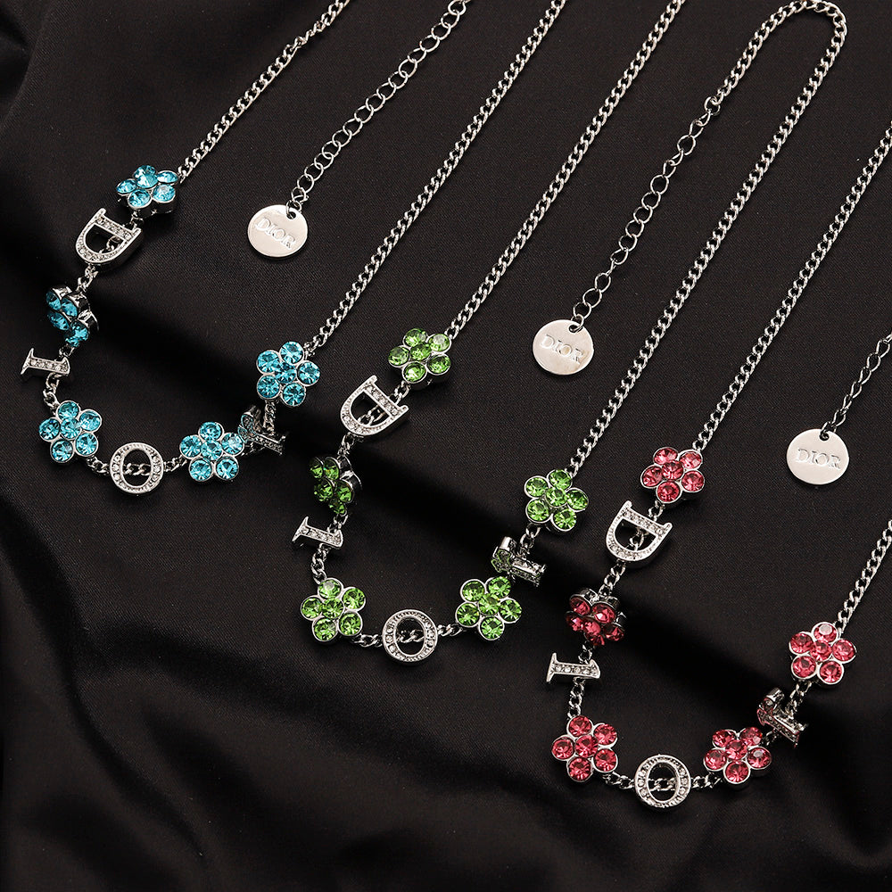 Set di orecchini, bracciale e collana in lega con logo stampato