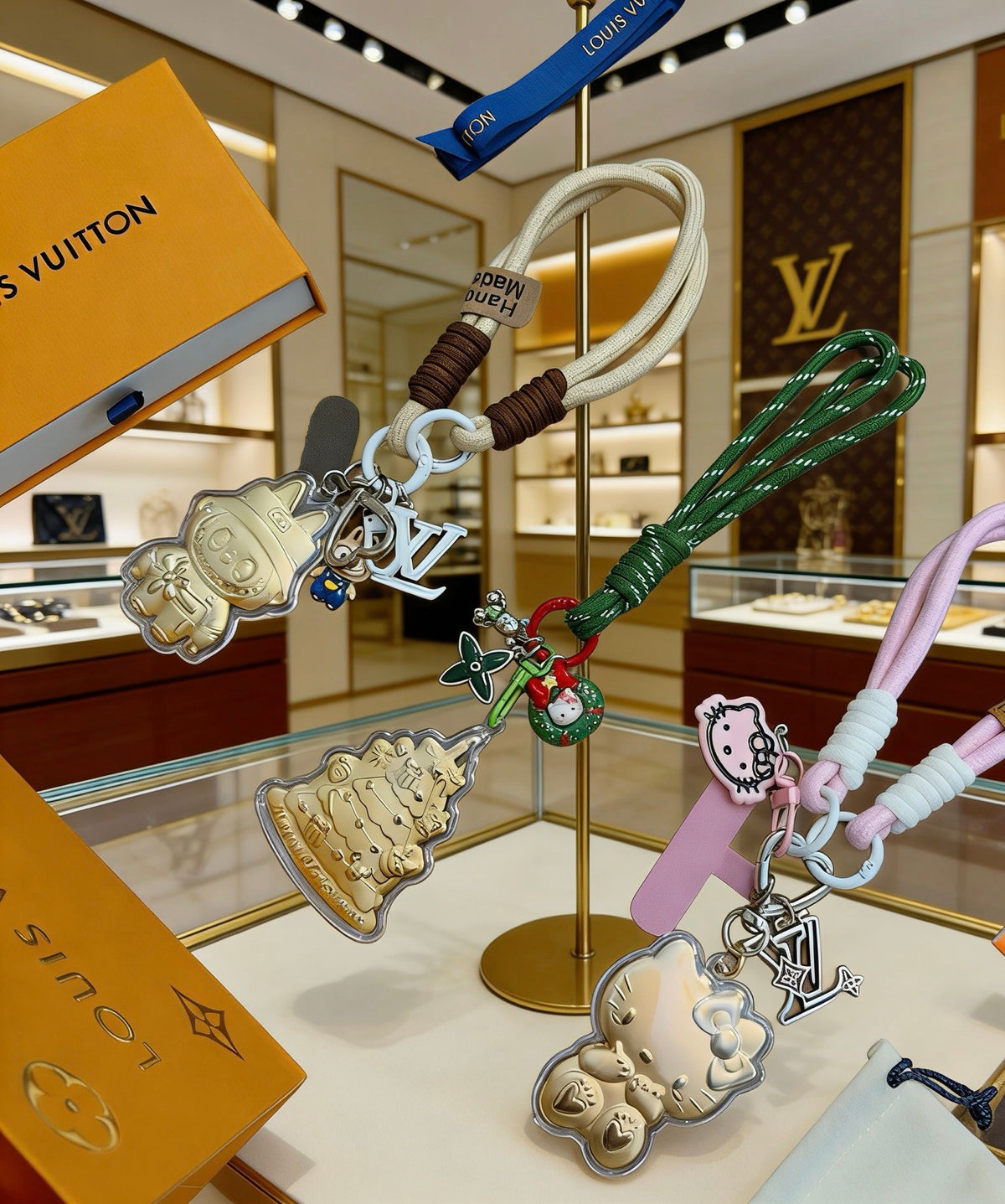 Premium Fashion Keychain Stylish Accessory、L*V Series、𝐊𝐞𝐲𝐜𝐡𝐚𝐢𝐧𝐬 & 𝐊𝐞𝐲 𝐑𝐢𝐧𝐠𝐬（𝐇）