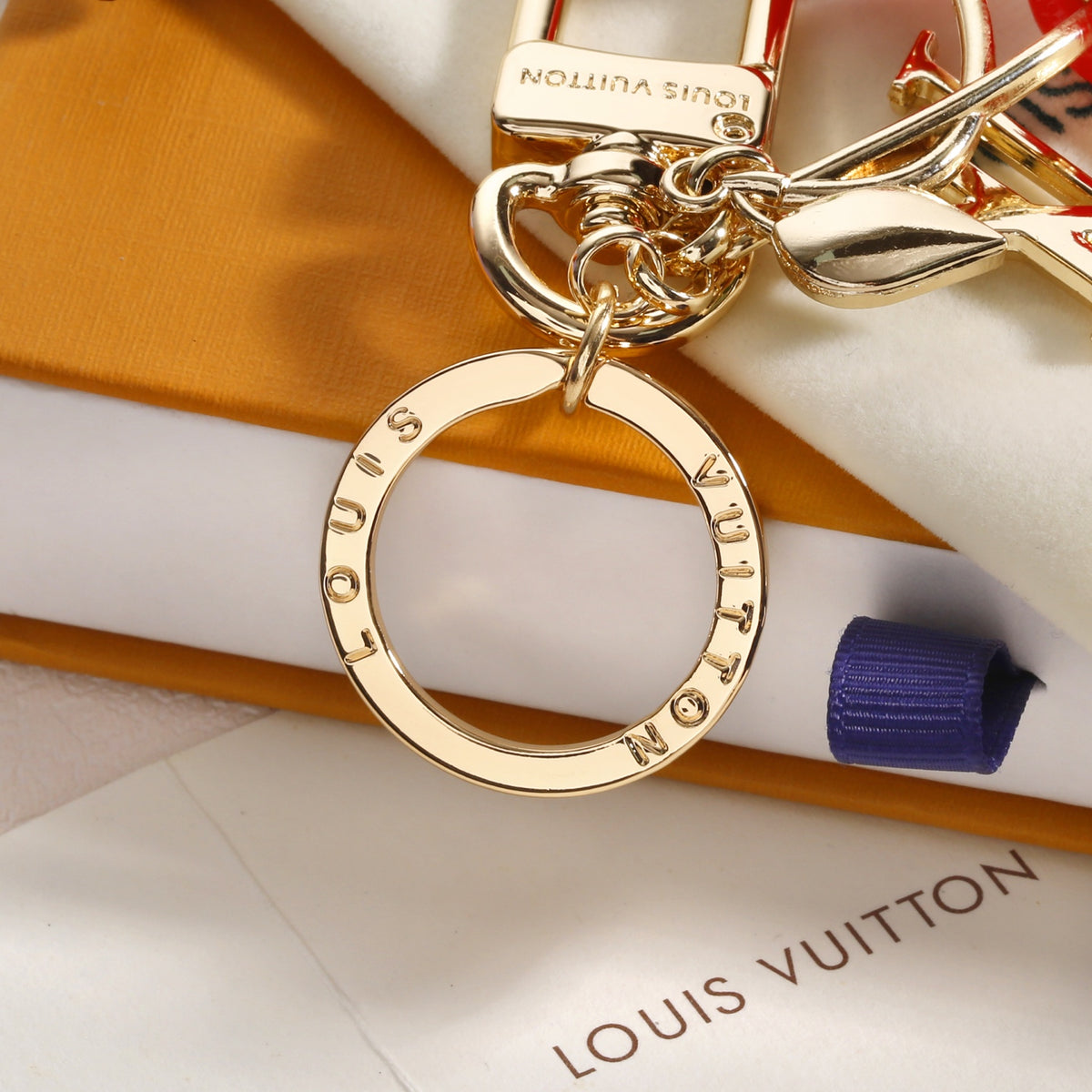 Premium Fashion Keychain Stylish Accessory、𝐊𝐞𝐲𝐜𝐡𝐚𝐢𝐧𝐬 & 𝐊𝐞𝐲 𝐑𝐢𝐧𝐠、L*V Series
