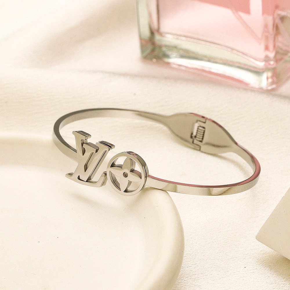 Armband aus 304er-Edelstahl mit gestanztem Logo