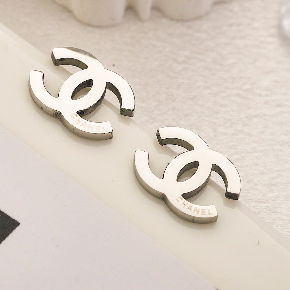 Ohrring aus Edelstahl 304 mit gestanztem Logo