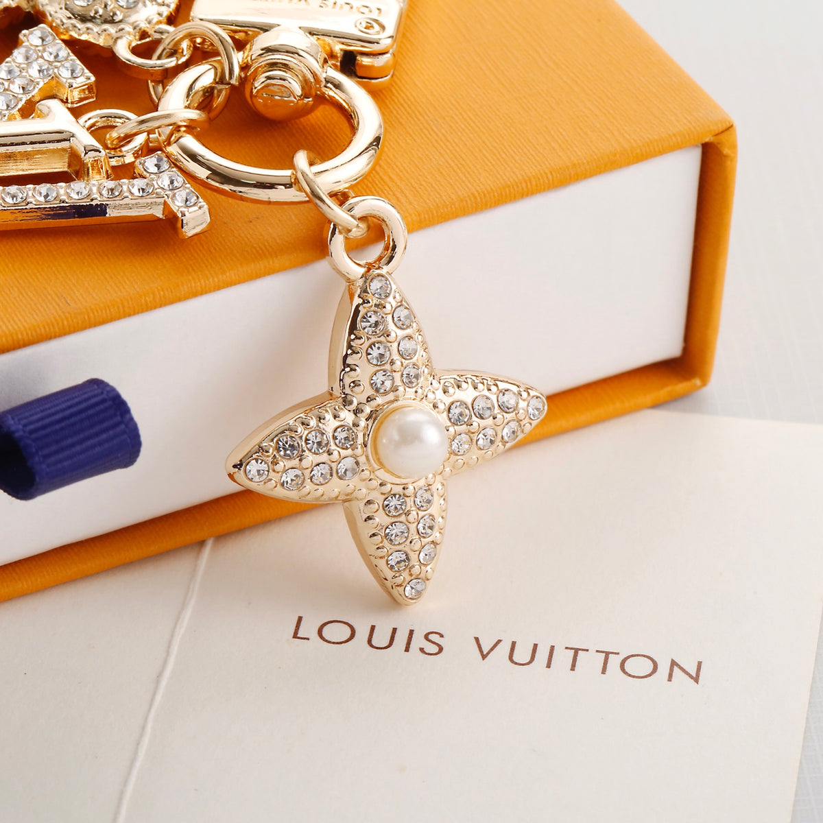 Premium Fashion Keychain Stylish Accessory、L*V Series、𝐊𝐞𝐲𝐜𝐡𝐚𝐢𝐧𝐬 & 𝐊𝐞𝐲 𝐑𝐢𝐧𝐠𝐬（𝐇）