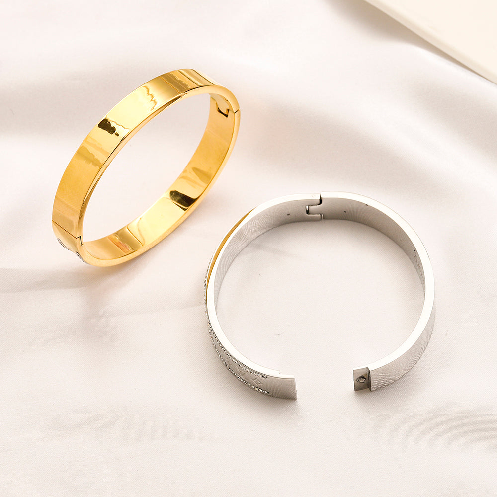 Armband aus 304er-Edelstahl mit gestanztem Logo