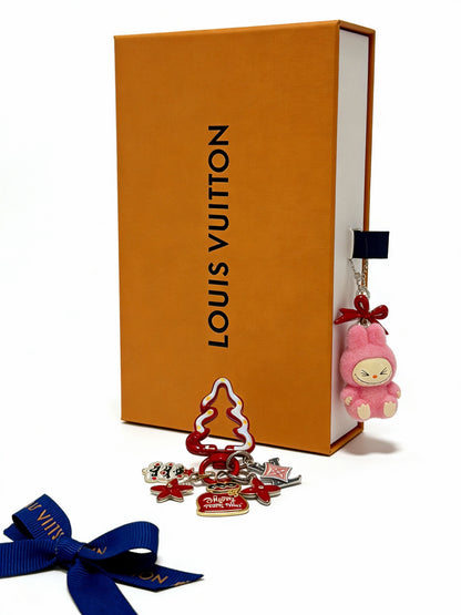 Premium Fashion Keychain Stylish Accessory、L*V Series、𝐊𝐞𝐲𝐜𝐡𝐚𝐢𝐧𝐬 & 𝐊𝐞𝐲 𝐑𝐢𝐧𝐠𝐬（𝐇）