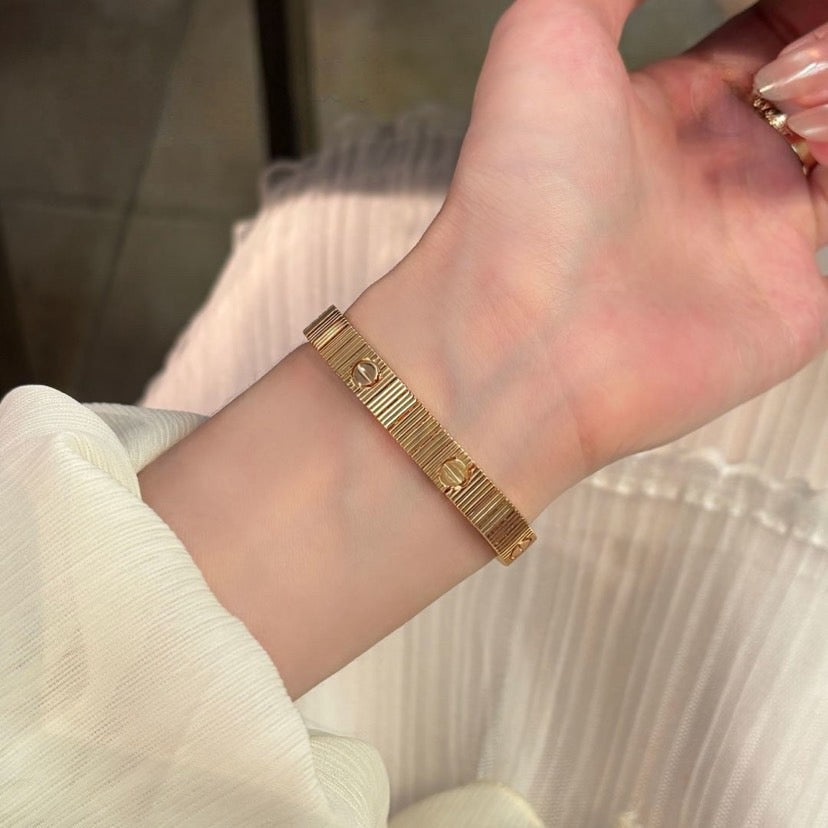 Ribbed Screw-Detail Bangle Bracelet