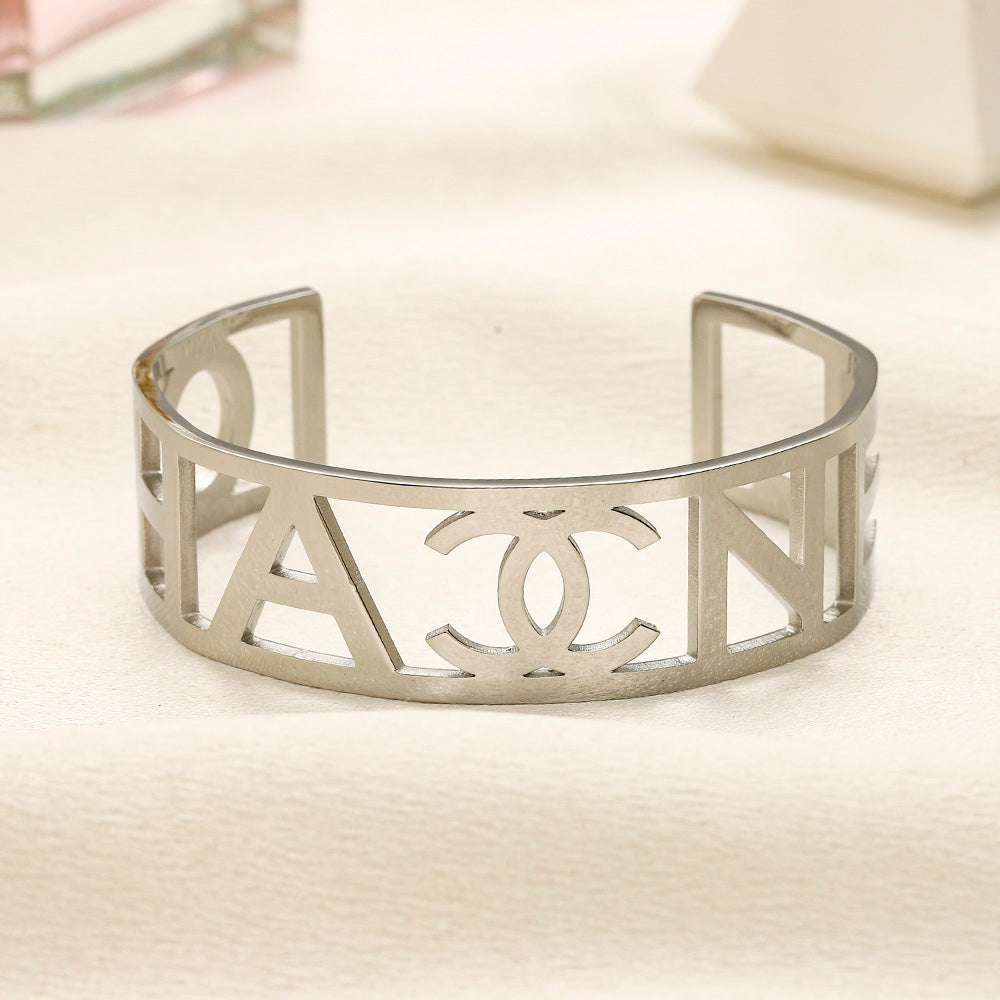 Armband aus 304er-Edelstahl mit gestanztem Logo