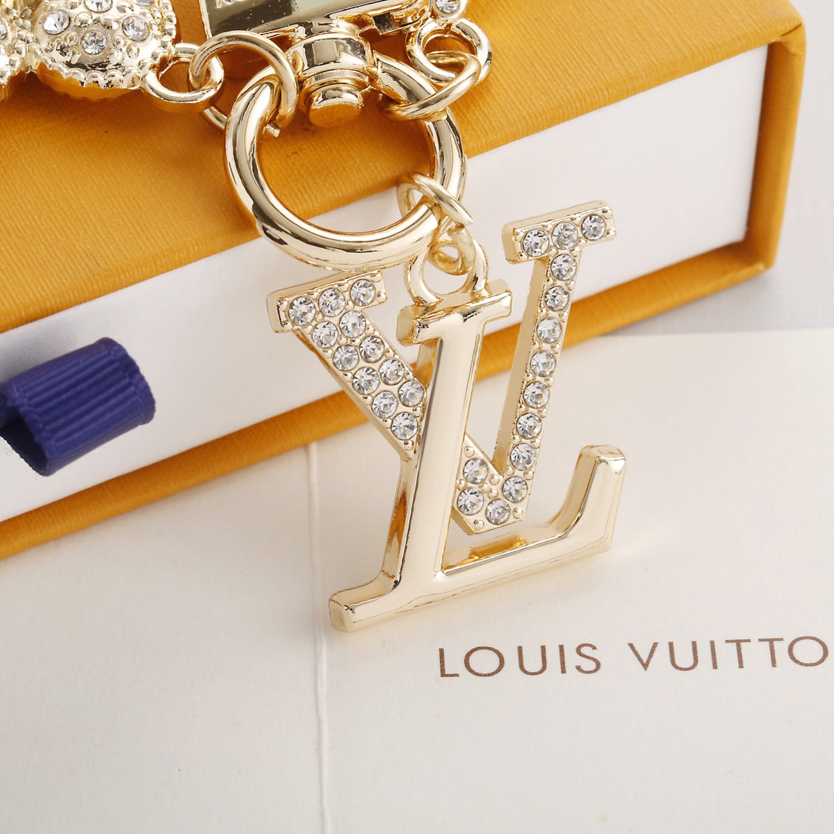 Premium Fashion Keychain Stylish Accessory、L*V Series、𝐊𝐞𝐲𝐜𝐡𝐚𝐢𝐧𝐬 & 𝐊𝐞𝐲 𝐑𝐢𝐧𝐠𝐬（𝐇）