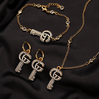 Schmuckset aus 304er-Edelstahl: gestanzte Ohrringe, Armband und Halskette