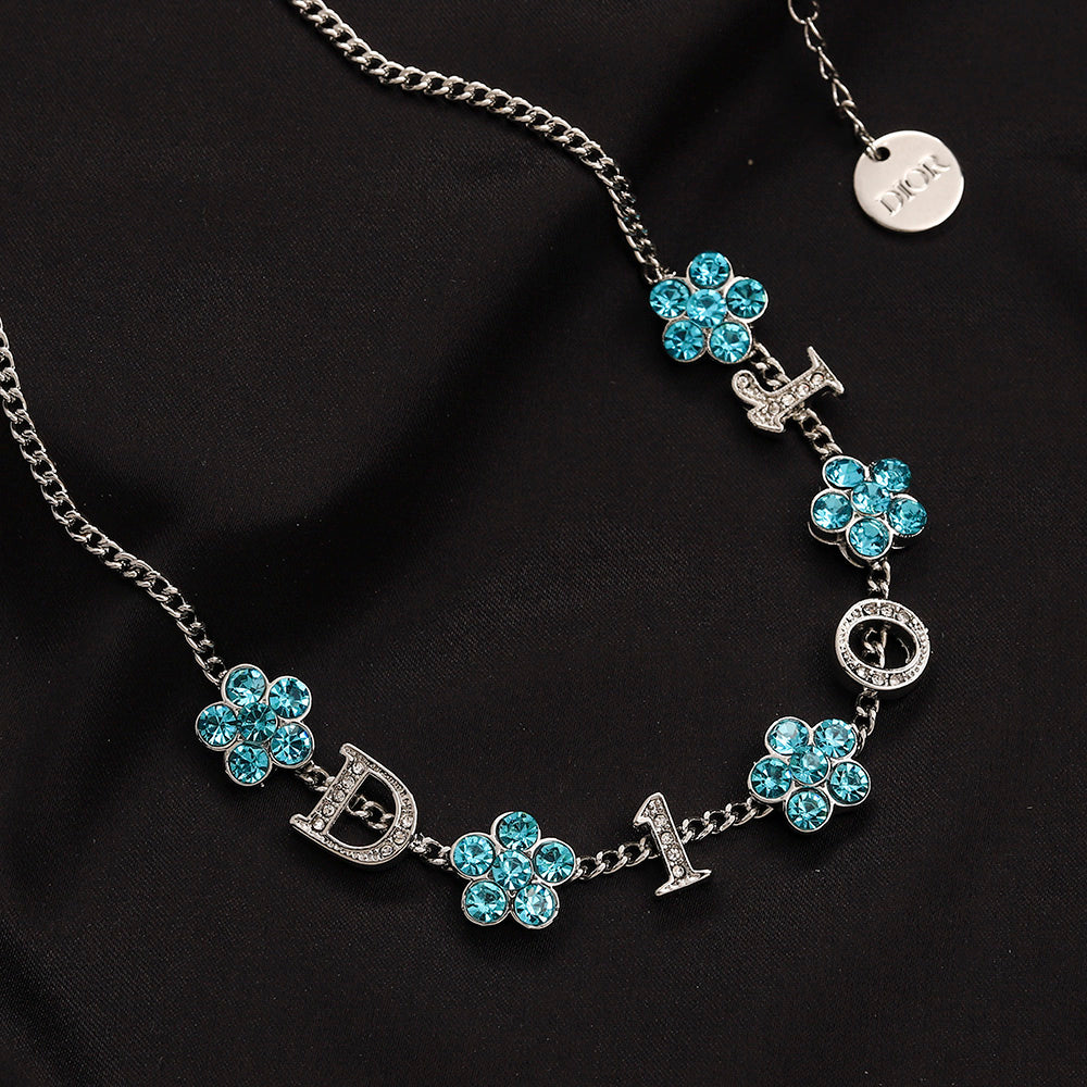 Set di orecchini, bracciale e collana in lega con logo stampato