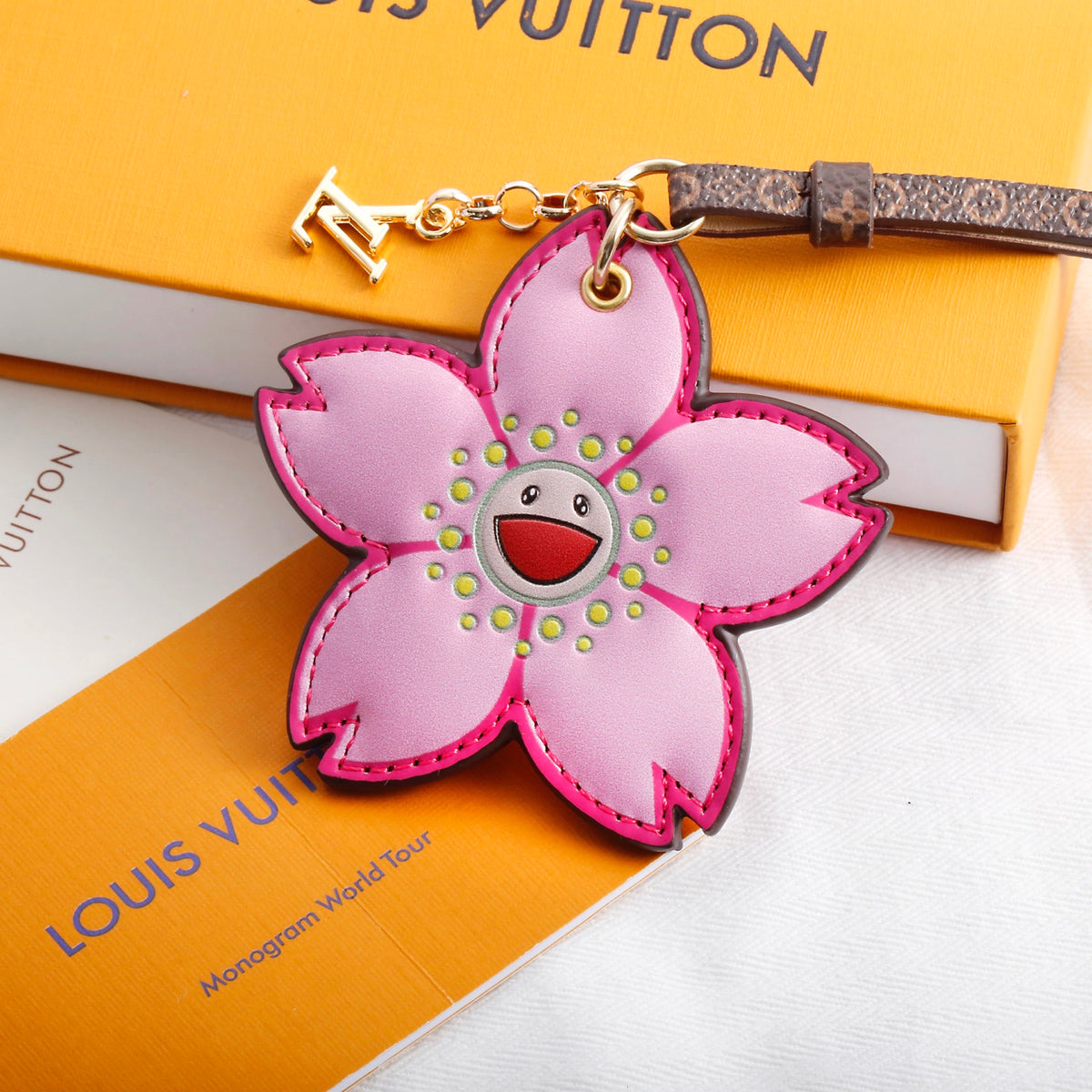 Premium Fashion Keychain Stylish Accessory、L*V Series、𝐁𝐞𝐬𝐭𝐬𝐞𝐥𝐥𝐢𝐧𝐠 𝐒𝐭𝐲𝐥𝐞𝐬、𝐊𝐞𝐲𝐜𝐡𝐚𝐢𝐧𝐬 & 𝐊𝐞𝐲 𝐑𝐢𝐧𝐠𝐬（𝐇）