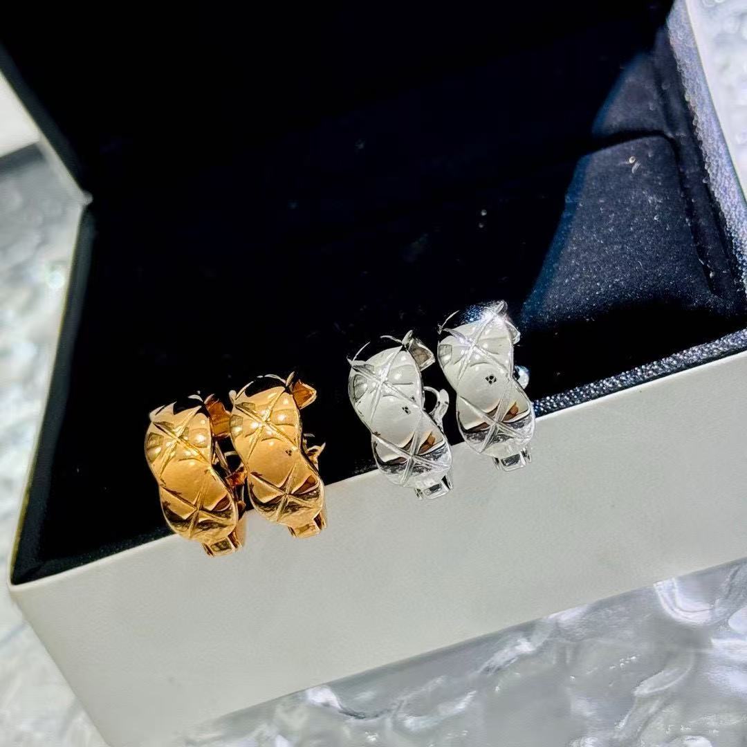 Polished Diamond-Pattern Huggie Earrings